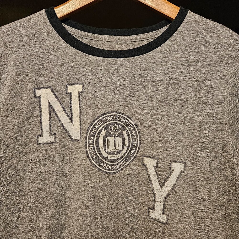 Abercrombie & Fitch Women's Gray New York T-Shirt - Size Medium